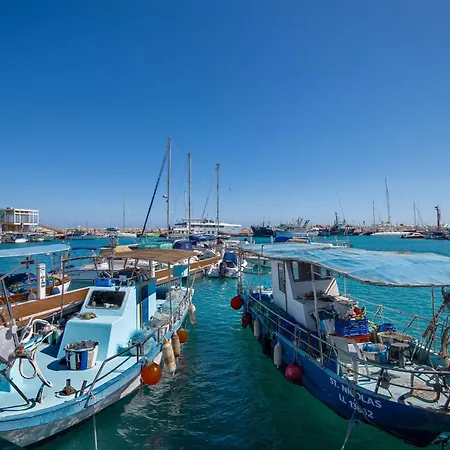 Sanders Crystal 2 ゲストハウス 4*