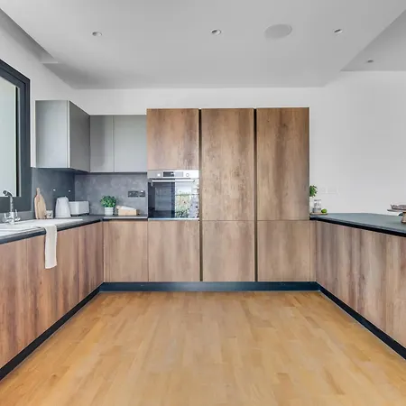 Sanders Crystal 2 Apartment *
