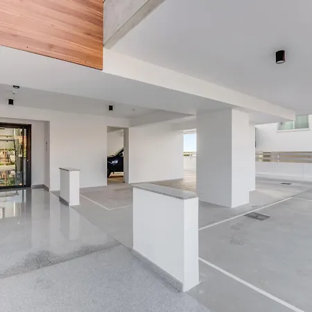Sanders Crystal 2 Limassol